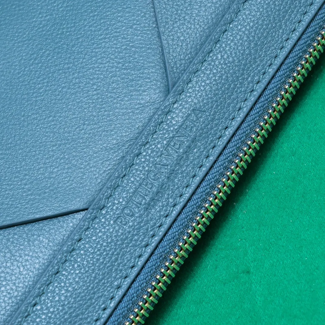 B's new lightweight shape-changing design handbag, suitable for both men and women, suitable for daily use, from small woven to large woven, simple and easy to wear, the leather has the best feel, a worth buying item, size 35*19*1cm [6689#]